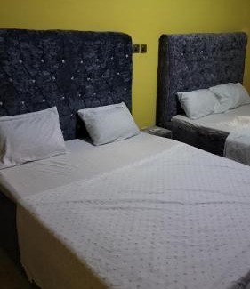 Freetown House | Jennabwa Lodge and Restaurant