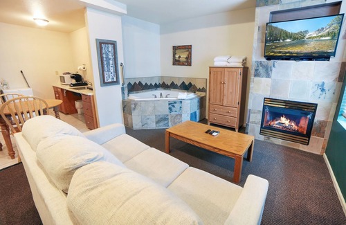 Estes Park Condo | Jetted Tub Suite with River View from Patio