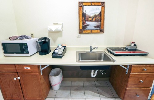Estes Park Condo | Jetted Tub Suite with River View from Patio