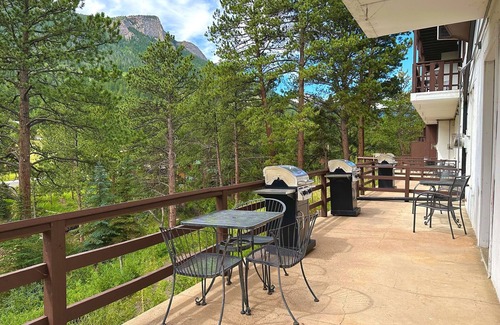 Estes Park Condo | Jetted Tub Suite with River View from Patio