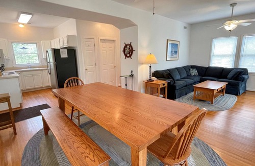 Ocracoke House | Jetts House: Dog friendly home in private location