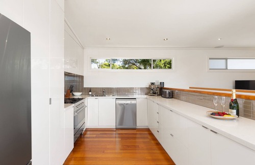Blairgowrie House | Jetty Beach Retreat - Luxury, pet friendly, 5 bed family house with heated pool