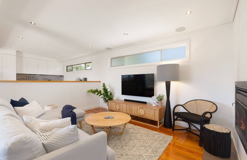 Blairgowrie House | Jetty Beach Retreat - Luxury, pet friendly, 5 bed family house with heated pool