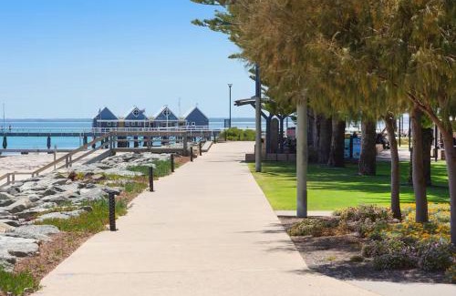 West Busselton House | Jetty Retreat- minutes to town and beach