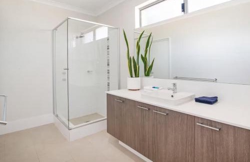 West Busselton House | Jetty Retreat- minutes to town and beach