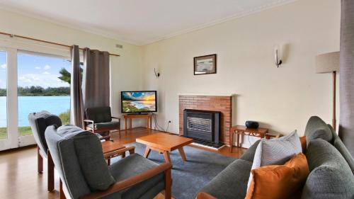 Lakes Entrance House | Jetty Road on the Beach