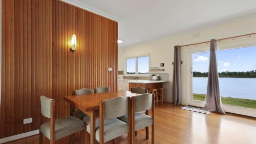 Lakes Entrance House | Jetty Road on the Beach