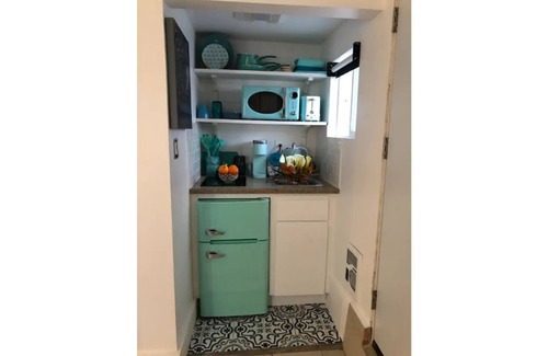 Jingletown Apartment | Jewel-box Studio near Lake Merritt. Work station