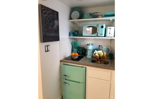 Jingletown Apartment | Jewel-box Studio near Lake Merritt. Work station