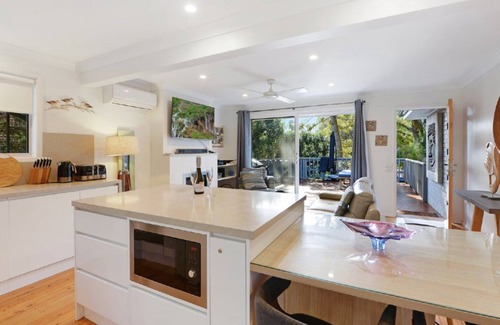 Macmasters Beach House | Jewel on Newell - Hear the Waves