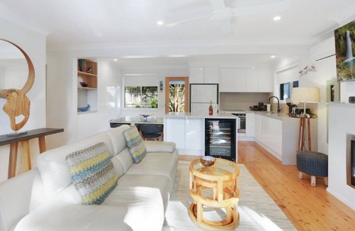 Macmasters Beach House | Jewel on Newell - Hear the Waves