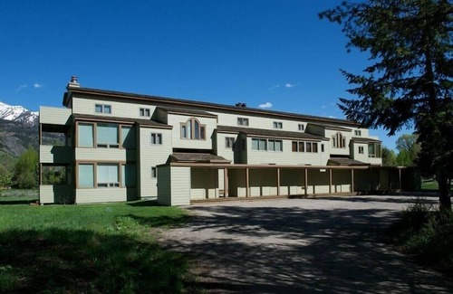 Moose Wilson Road Condo | JHRL - Lupine 1923 - Great Location in the Aspens, Walk to Market and Bus Stop
