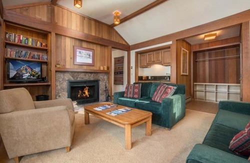 Teton Village House | JHRL - Teewinot A5, steps away from Moose Creek lift