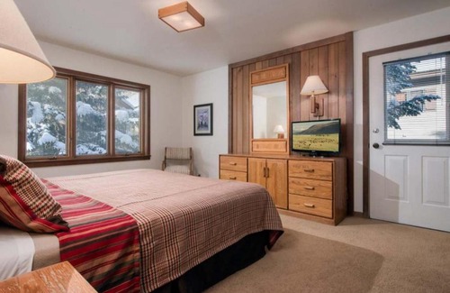 Teton Village House | JHRL - Teewinot A5, steps away from Moose Creek lift