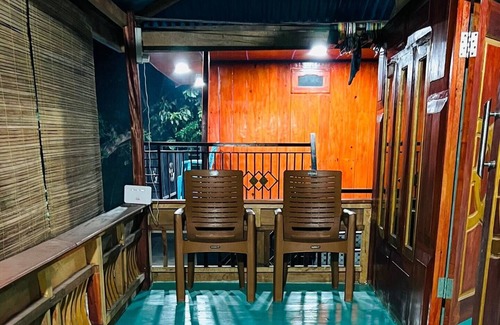 Komodo Bed & Breakfast | Jhuna Komodo Homestay Room1