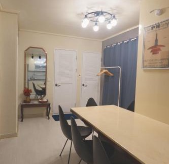 Sajik-dong Apartment | JINIQUE IN cozy stay ,2 Rooms ,3 Queen beds, Gyeongbokgung MRT 10min ,6person possible,restaurant street,Hanbok trip,near Gwanghwamun and Gyeongbokgung Palace