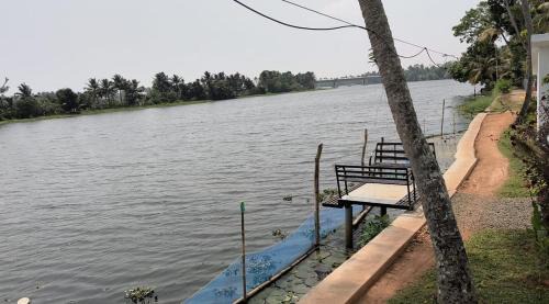 Champakulam Bed & Breakfast | JMJ Riverview Homestay