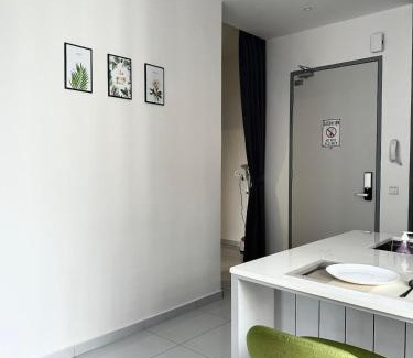 Bukit Indah Apartment | Joan's Hideout Sky Trees Serviced Apartment 4 pax JB Aeon Bukit Indah