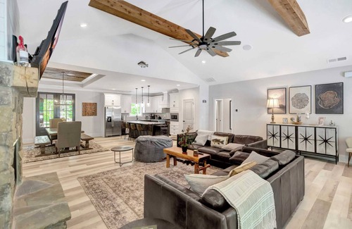 Salem House | Jocassee Retreat - .5 miles from Lake Jocassee