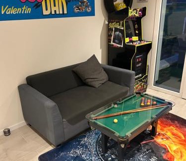 Gonnetot Apartment | Joe bar stud