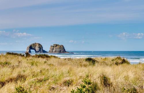 Rockaway Beach Apartment | Joe's Oceanview Getaway