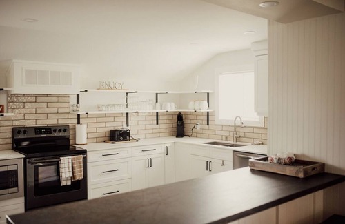 Wellington House | John Alvin's Wellington: 4BDRM with Hot Tub