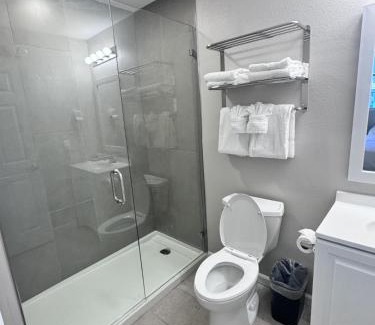 Madeira Beach Hotel | John's Pass Hotel - Fully Remote Check In