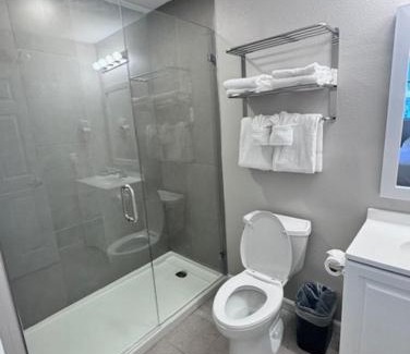 Madeira Beach Hotel | John's Pass Hotel - Fully Remote Check In