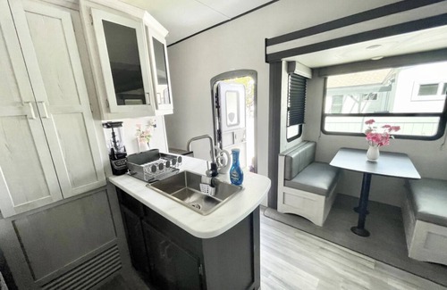 Lincoln Acres House | Johnny Love, Modern and Bright Paradise RV