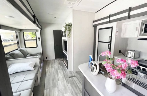 Lincoln Acres House | Johnny Love, Modern and Bright Paradise RV