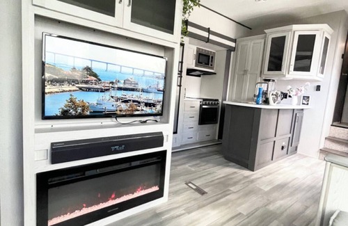 Lincoln Acres House | Johnny Love, Modern and Bright Paradise RV