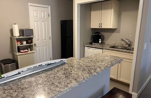 Johns Creek Apartment | Johns Creek 2-bedroom terrace level apartment with separate entrance and parking