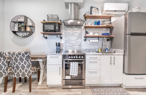 Madeira Beach Condo | Johns Pass Studio 3 Fisherman's Cove & Cottages Studio 3
