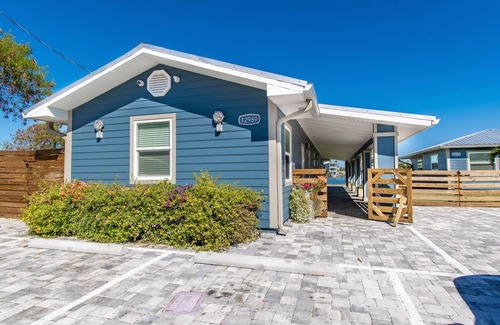 Madeira Beach Condo | Johns Pass Studio 3 Fisherman's Cove & Cottages Studio 3