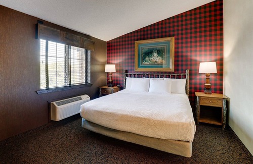 Johnston Hotel | Johnston Charm: Cozy Rooms, Free Hearty Breakfast Included, Near I-35