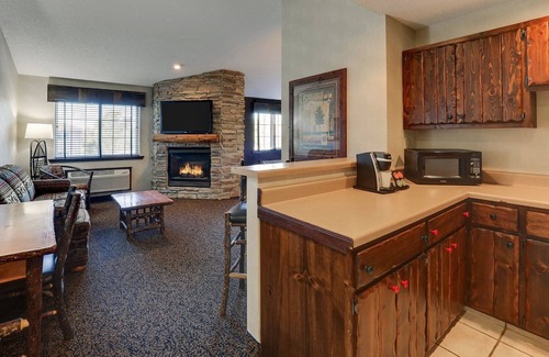 Johnston Hotel | Johnston Charm: Cozy Rooms, Free Hearty Breakfast Included, Near I-35