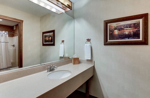 Johnston Hotel | Johnston Charm: Cozy Rooms, Free Hearty Breakfast Included, Near I-35