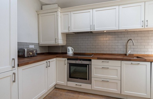 Westminster Apartment | JOIVY Elegant 2-bed flat near Buckingham Palace, South West London