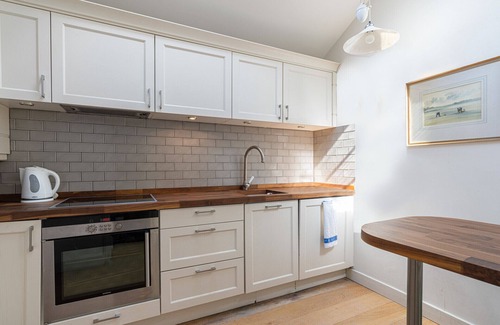 Westminster Apartment | JOIVY Elegant 2-bed flat near Buckingham Palace, South West London