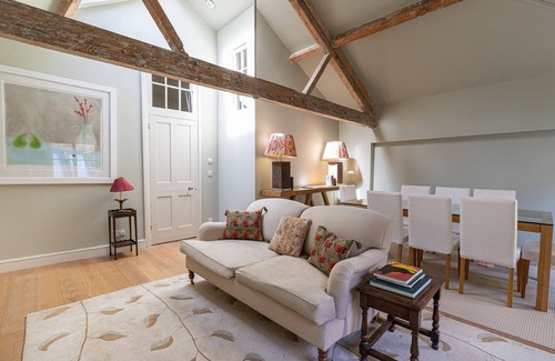 Westminster Apartment | JOIVY Elegant 2-bed flat near Buckingham Palace, South West London