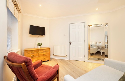 West End Apartment | JOIVY Elegant Flat Near Fountain Park