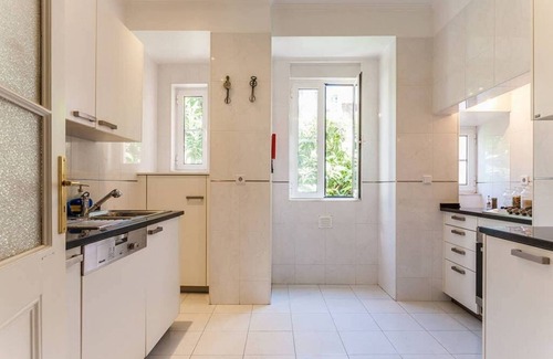 Merces Apartment | JOIVY Lovely 3BR Apt w/workspace, nearby Botanical Garden of Lisbon