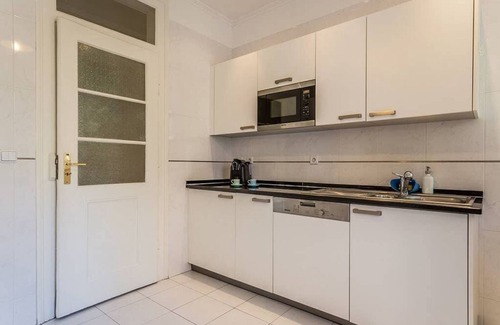 Merces Apartment | JOIVY Lovely 3BR Apt w/workspace, nearby Botanical Garden of Lisbon