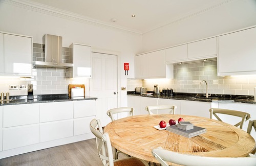 New Town Apartment | JOIVY Luxury George Street Apartments: Forth Suite