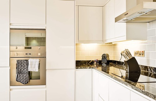 New Town Apartment | JOIVY Luxury George Street Apartments: Forth Suite