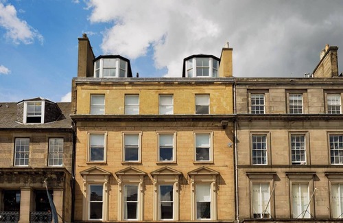 New Town Apartment | JOIVY Luxury George Street Apartments: Forth Suite