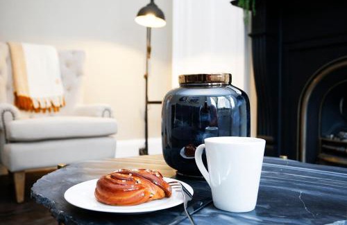 Bonnington Apartment | JOIVY Modern Apartment in Stockbridge