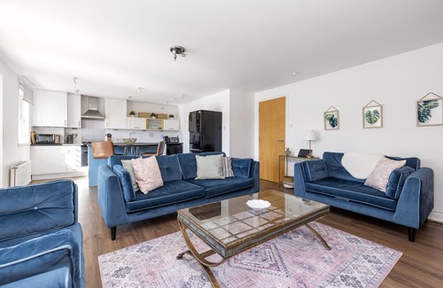 Slateford Apartment | JOIVY Stunning 2-Bed Flat W/Free Parking