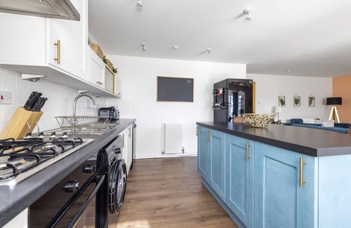 Slateford Apartment | JOIVY Stunning 2-Bed Flat W/Free Parking