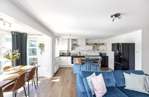 Slateford Apartment | JOIVY Stunning 2-Bed Flat W/Free Parking